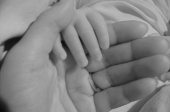 Mãe e filho de quatro meses assaltados e ameaçados de faca