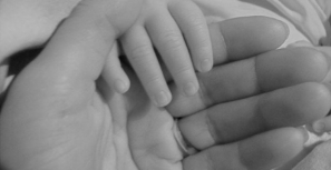 Mãe e filho de quatro meses assaltados e ameaçados de faca