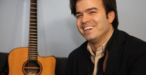 Enfermeiro Zé Miguel dá cartas na música