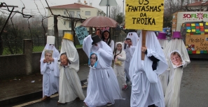 Mesmo com chuva, medelenses brincaram ao Carnaval