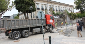 Impediu acessos à obra para reclamar dívida