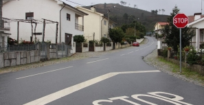 Crianças corridas a tiro em noite de Halloween