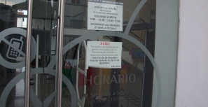 Universitários revoltados com funcionamento da biblioteca